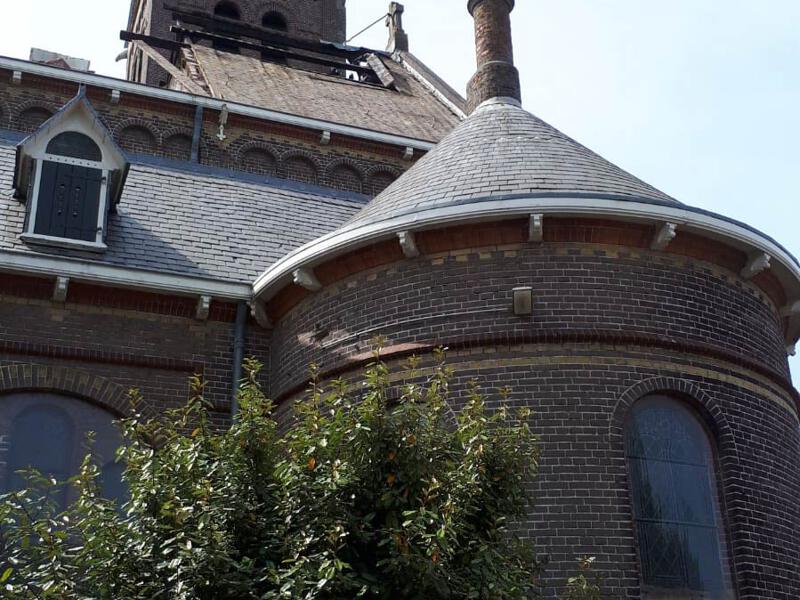 Dak gesloopt van de door brand gehavende Corneliuskerk in Limmen