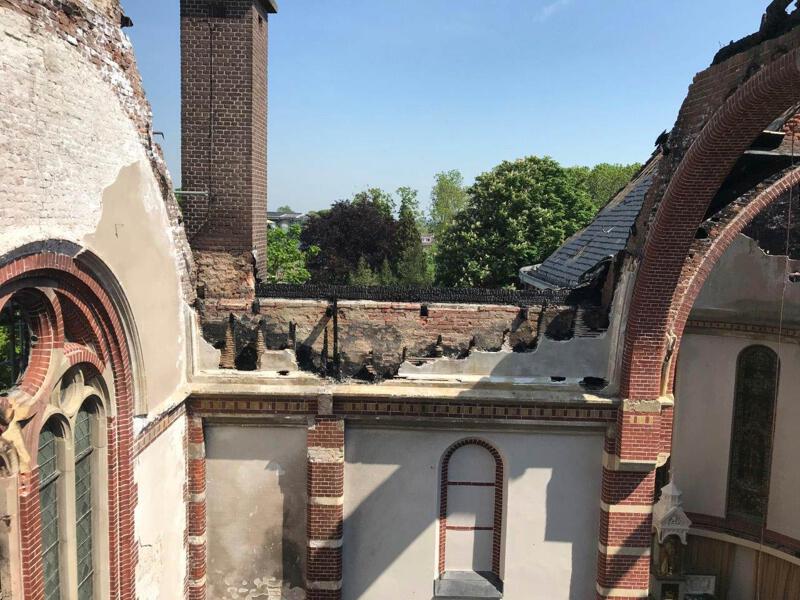 Dak gesloopt van de door brand gehavende Corneliuskerk in Limmen