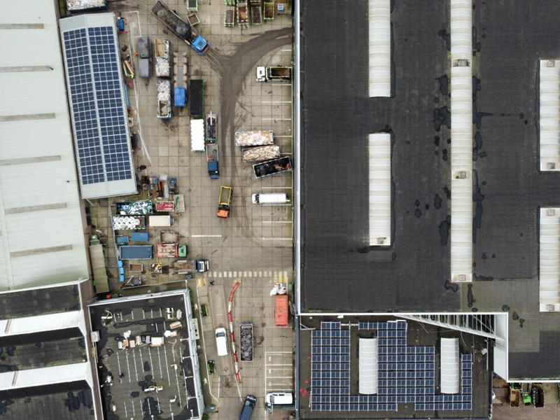 Dronefoto plaatsing zonnenpanelen pand C.A. de Groot