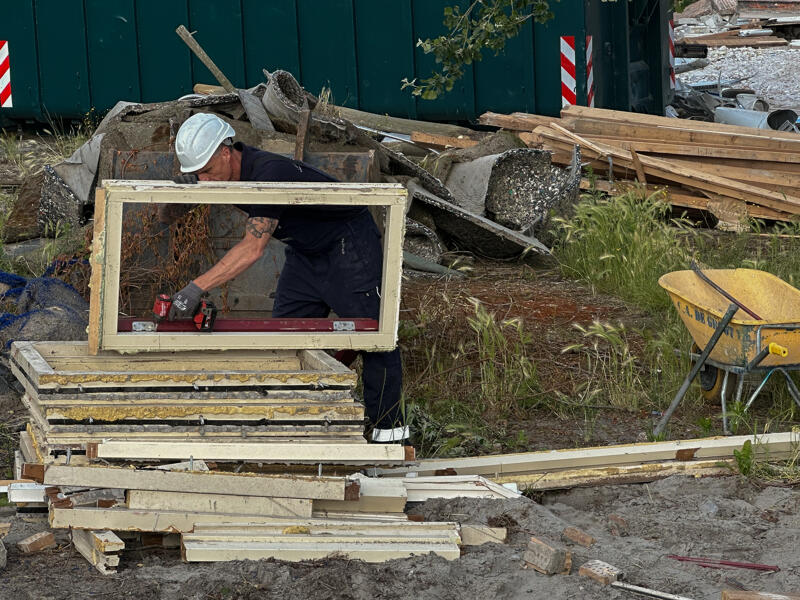  Demontage van herbruikbare hardhouten kozijnen