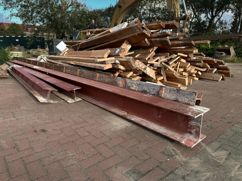 Vrijgekomen stalen en houten balken sloop Texel