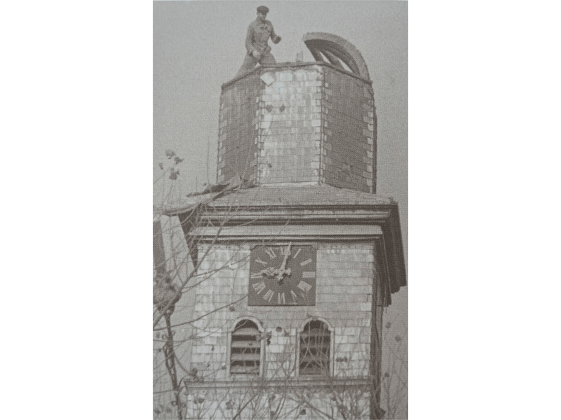 Handmatig slopen kerktoren Sint Maarten