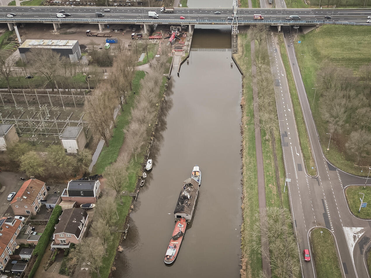 Van uitdaging naar oplossing: verbrande woonboot succesvol geborgen in Purmerend