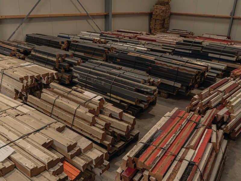 Stapels hardhout klaar voor transport